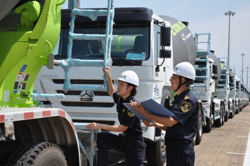 煙臺(tái)港中非班輪年發(fā)運(yùn)量首次突破200萬(wàn)噸（圖）