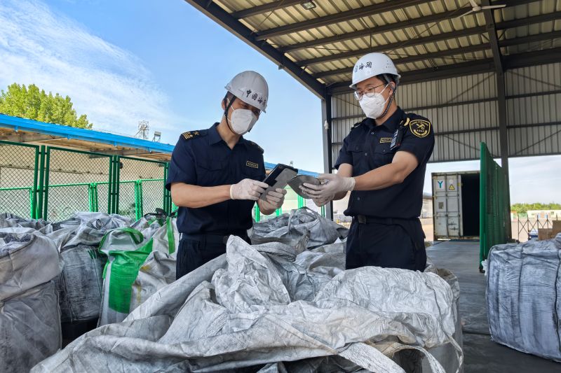 煙臺(tái)海關(guān)查獲禁止進(jìn)口鋰電池廢料25.5噸（圖）