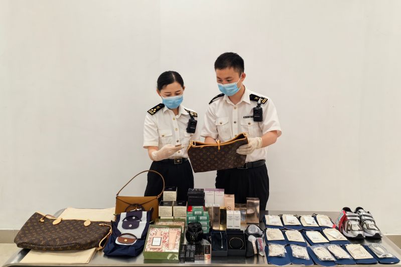 煙臺(tái)海關(guān)查獲超量攜帶進(jìn)境高價(jià)值物品（圖）