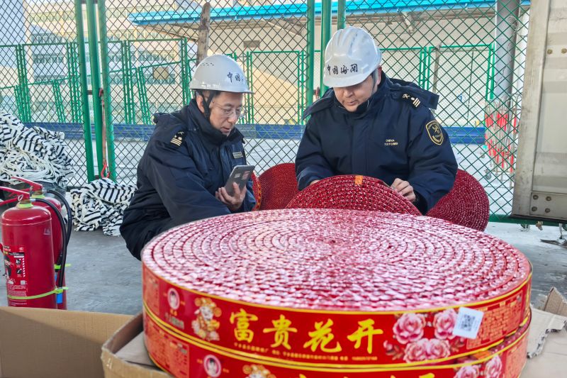 海關(guān)全力保障空運(yùn)快件快速通關(guān)（圖）