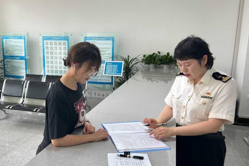 青島空港口岸實(shí)現(xiàn)“一次過(guò)檢，兩檢合一”（圖）