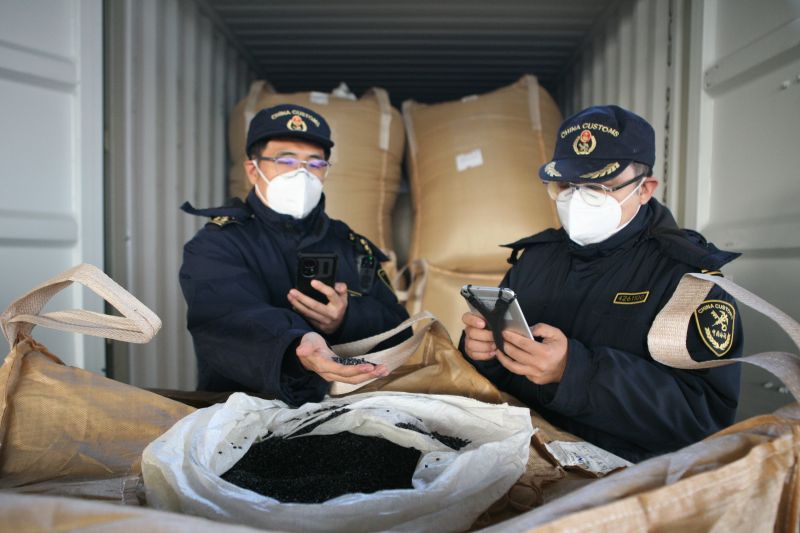 煙臺海關查發(fā)船員違規(guī)攜帶物品進境（圖）