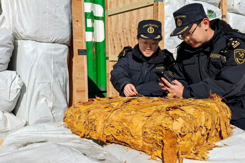 青島膠東機場海關查獲違規(guī)攜帶進境卷煙、手表、保健品等物品（圖）